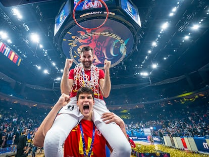 Jaime Pradilla y Rudy Fernández celebraban el domingo la victoria ante Francia en la final del EuroBasket.