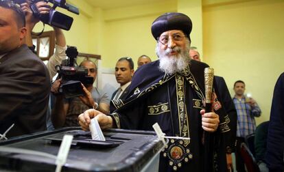 El papa copto Tawadros II vota en las presidenciales, el lunes en El Cairo. 