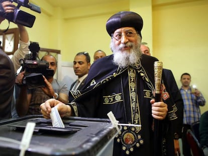 El papa copto Tawadros II vota en las presidenciales, el lunes en El Cairo. 