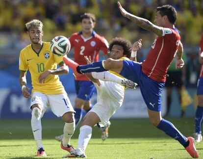 Neymar, Marcelo y Aranguiz luchan por el balón.