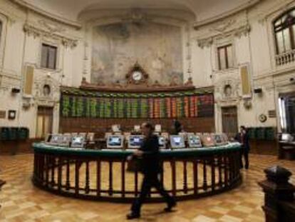 La plaza santiaguina fue la que más retrocedió en la región y su principal indicador, el IPSA, se contrajo un 1,80 % y cerró en 3.620,66 enteros, con un monto de acciones intercambiadas por unos 130,06 millones de dólares. EFE/Archivo