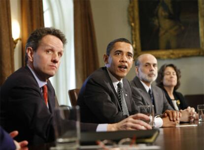 El presidente Barack Obama entre el secretario Geithner y el presidente de la Fed Bernanke.