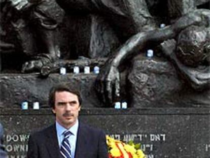 Aznar, ayer, ante el Monumento a los Héroes del Gueto, en Varsovia.