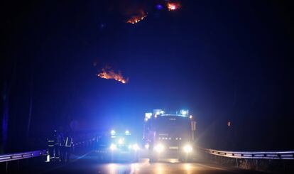 Un camión de bomberos se dirige al incendio cerca de la localidad tarraconense de Maials, este jueves.