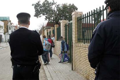 Un colegio de Sevilla controlado por la policía.