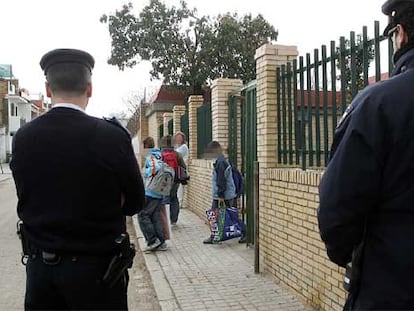 Un colegio de Sevilla controlado por la policía.