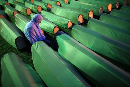 Mujeres bosnias musulmanas lloran entre los féretros de las 175 víctimas recientemente identificadas de la masacre de Srebrenica. Los cuerpos serán enterrados en el Potocari Memorial Center el 11 de julio de 2014, cuando se cumple el 19 aniversario de la contienda. 10 de julio de 2014.