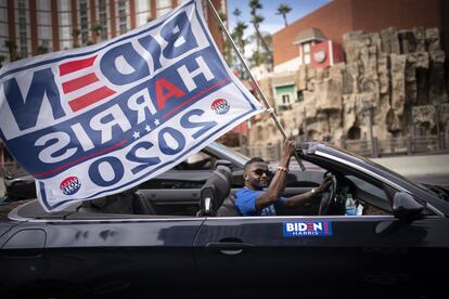 Steven Moore pasea en su auto por Las Vegas. Nevada es el Estado más rezagado en el conteo de votos, en el que Biden lleva la delantera.