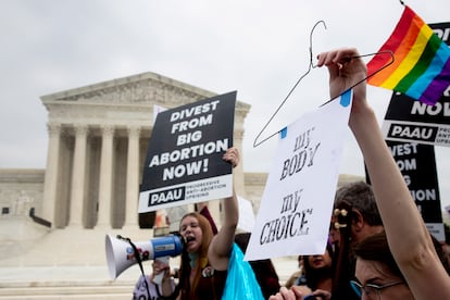 Protestas a favor y en contra del derecho al aborto, a las puertas del Tribunal Supremo, en Washington