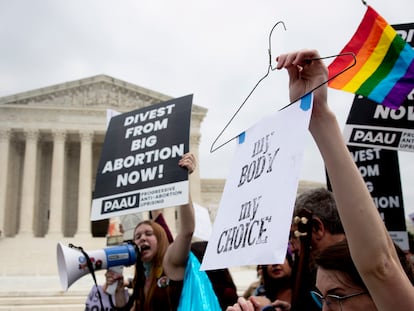 Protestas a favor y en contra del derecho al aborto, a las puertas del Tribunal Supremo, en Washington
