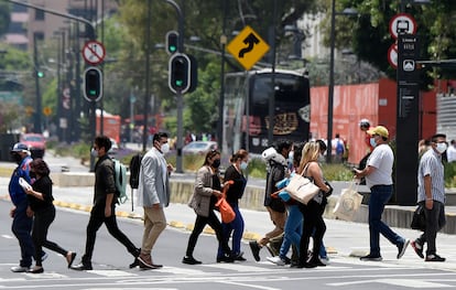 Cruce de peatones sobre avenida Hidalgo.