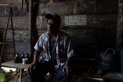 Mario Manuel López Flores, dentro de su casa en Chilón, Chiapas. La pandemia ha asentado un duro golpe a familias como la de este hombre. Cuando la economía se paró con las medidas de contingencia impuestas por las autoridades, muchos trabajadores humildes quedaron sin empleo, sin ingresos y con la desesperación de hallar alimentos para sus hijos. Este hombre y su esposa tienen seis niños.