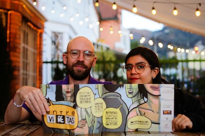 Daniel Jiménez, cofundador del Festival Entre Viñetas, y Laura Valentina Álvarez, investigadora del proyecto de conmemoración del centenario del comic Mojicón, en Bogotá.
