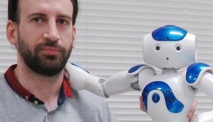 Paco Arjonilla, con un robot en Japón.