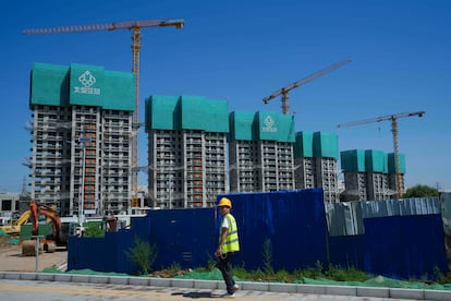 Un trabajador del sector inmobiliario ante un desarrollo urbanístico en la periferia de Pekín, el pasado 17 de julio.