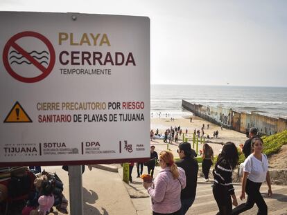 Un aviso de riesgo sanitario en la playa de Tijuana, el 19 de marzo de este año.