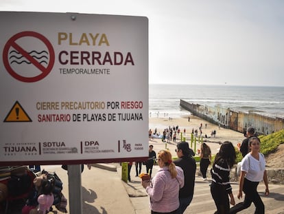 Un aviso de riesgo sanitario en la playa de Tijuana, el 19 de marzo de este año.