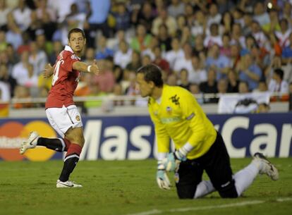 Cedido para esta campaña por el Manchester United, con Javier Hernández el Madrid adquiere un hombre con olfato para el último toque, aunque viene de atravesar los meses más estériles de su carrera.