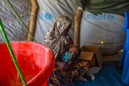 Unicef estima que este año la vida de más de 228.000 niños chadianos dependerá de tratamientos contra la malnutrición.
En la imagen, una mujer y su hijo están siendo atentidos por la unidad de malnutrición de una clínica móvil en el campo de desplazados de Magui, en la región del Lago Chad.