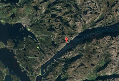 La Roca del Púlpito (Preikestolen), a la izquierda, Fossmork, a la derecha, vistos en Google Maps.