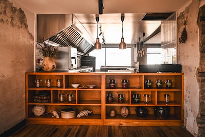 Vista de la cocina del restaurante Afluente, en Bogotá, Colombia.