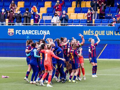 L'equip femení del Barça celebra la victòria de les semifinals de la Champions League contra el Paris Saint-Germain.