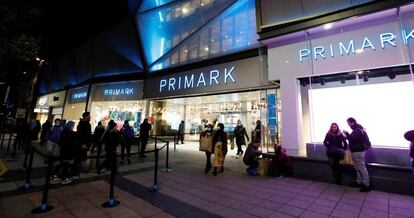 Clientes esperan a las afueras de un Primark en Birmingham (Reino Unido), este 4 de noviembre.