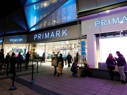 Clientes esperan a las afueras de un Primark en Birmingham (Reino Unido), este 4 de noviembre.