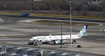 Avión de la compañía Evelop en el aeropuerto de Barajas, en una imagen de archivo.