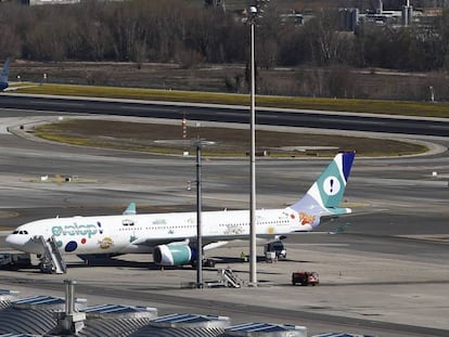 Avión de la compañía Evelop en el aeropuerto de Barajas, en una imagen de archivo.