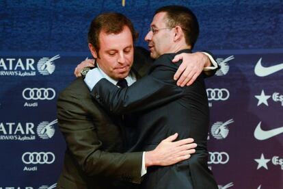 Josep Maria Bartomeu abraza a Sandro Rosell