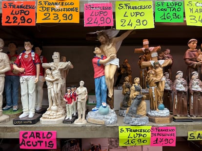 Figuras de San Francisco de Asís y del adolescente italiano Carlo Acutis en una tienda de recuerdos, en Asís (Italia), en abril de este año.
