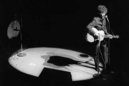 Bob Dylan siempre se ha tomado muy en serio aquello de que la música hable por él.