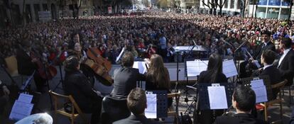 Miles de personas escuchan en la calle de Alcal&aacute; a la orquesta sinf&oacute;nica en marzo de 2014, tras la manifestaci&oacute;n &ldquo;Todos somos cultura&rdquo;.