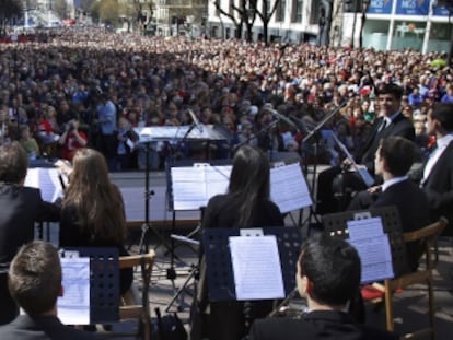 Miles de personas escuchan en la calle de Alcal&aacute; a la orquesta sinf&oacute;nica en marzo de 2014, tras la manifestaci&oacute;n &ldquo;Todos somos cultura&rdquo;.