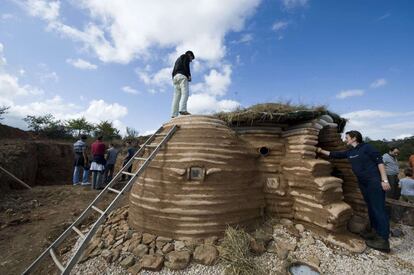 El proyecto se ha iniciado y está apoyado por un equipo local e internacional con el objetivo de promover el turismo rural y el sistema ecológico de la vida . Las casas están construidas a una altitud de 1.000 metros.