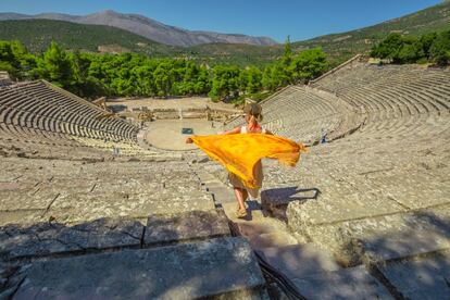 Al principio, en el año 776 antes de Cristo, los juegos de la antigua Olimpia, cuyos vestigios (en la foto) se pueden visitar aún en la península del Peloponeso, al sur de Grecia, eran mucho más modestos que los actuales Juegos Olímpicos. Y entre las pruebas que celebraban eran muy populares el pugilato y las carreras de caballos y carros, así como los pentatlones, que incluían salto de longitud, carrera, lucha y lanzamiento de disco y jabalina. Los vencedores obtenían fama, honor y, a veces, hasta exenciones fiscales. Es en este lugar donde cada cuatro años se sigue celebrando la ceremonia de encendido de la llama que porta la antorcha olímpica. <a href="http://www.visitgreece.gr/en/culture/world_heritage_sites/olympia_archaeological_site" rel="nofollow" target="">visitgreece.gr</a>