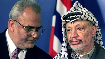  Saeb Erakat, junto a Yasser Arafat, en 1999. 