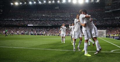 Los jugadores del Real madrid celebran el 1-0