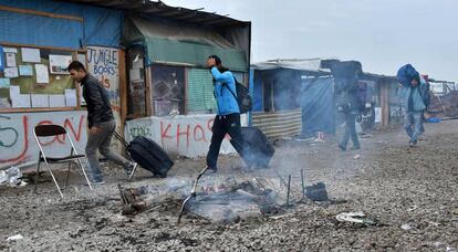 Migrantes abandonan el campamento de Calais (Francia).