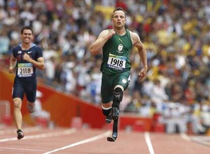 Pistorius, apunto de cruzar la línea de meta en la final de los 200m lisos (T44).