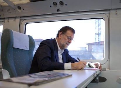 Mariano Rajoy, ayer, en el tren de la l&iacute;nea a Zamora.