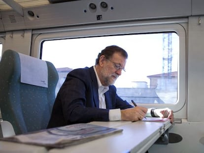 Mariano Rajoy, ayer, en el tren de la l&iacute;nea a Zamora.