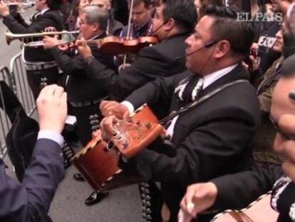 Decenas de personas se concentraron frente a la vivienda de Aaron Schlossberg al son de  Cielito lindo 