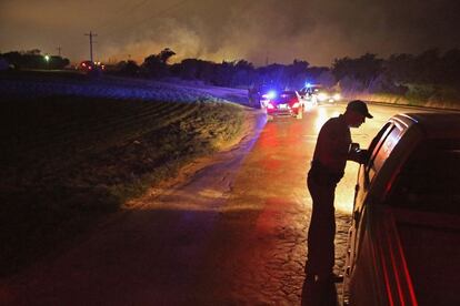 Una devastadora explosión que ha tenido lugar en una planta de fertilizantes cerca de Waco,Tejas, ha dejado víctimas mortales y alrededor de un centenar de heridos.