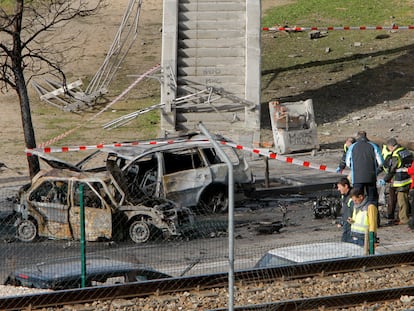 Restos de un coche bomba colocado por ETA contra la empresa Ferrovial en Madrid, el 9 de febrero de 2009.