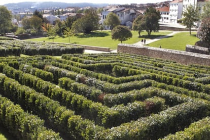 Vista parcial de los tres laberintos de camelios que estrena el parque de Belvís.