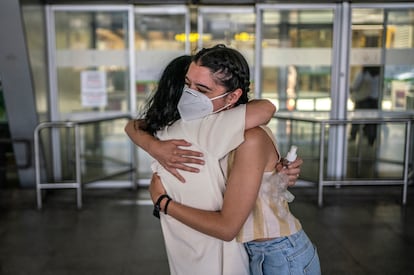 Una familia se abraza tras terminar el estado de alarma, en el aeropuerto de Barajas. 