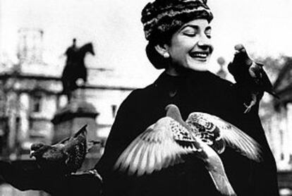 María Callas, en Trafalgar Square (Londres) en 1957.
Una fotografía de María Callas perteneciente a la colección de Frank Abe.