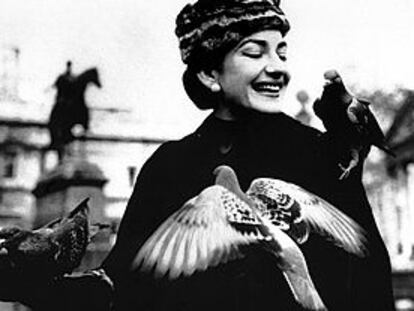María Callas, en Trafalgar Square (Londres) en 1957.
Una fotografía de María Callas perteneciente a la colección de Frank Abe.